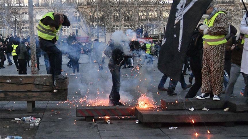 Paris: Yellow Vests back out to reinforce protests