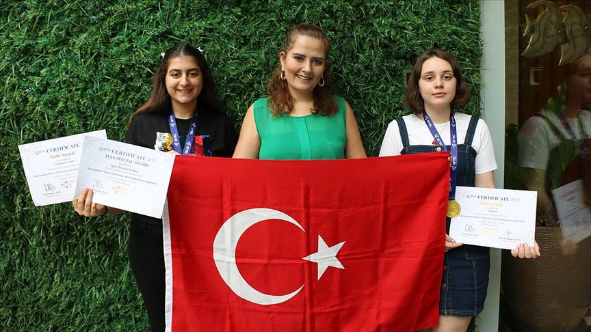 Endonezya'da Türk öğrencilere uluslararası bilim yarışmasında 2 altın madalya 