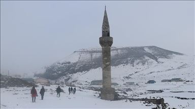 Baraj suları çekilince görünen eski köy fotoğrafçıların ilgi odağı oldu