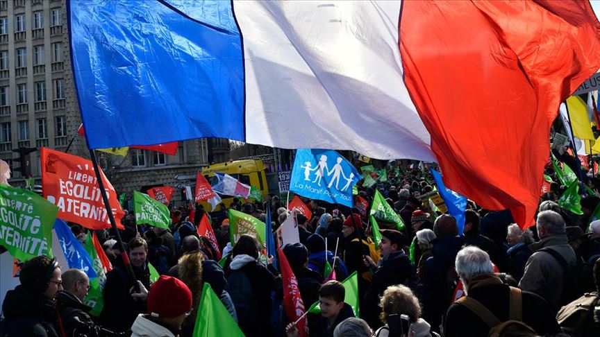 Macron'un görüşme yaptığı Versay Sarayı'nın çevresinde emeklilik reformu protestosu