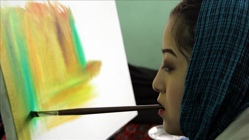 Девушка-инвалид в Кабуле зарабатывает на жизнь живописью 