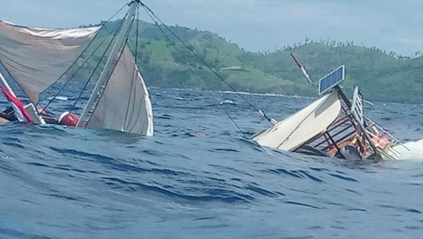 Kapal pinisi berisi wartawan kepresidenan terbalik Kapal pinisi berisi wartawan kepresidenan terbalik