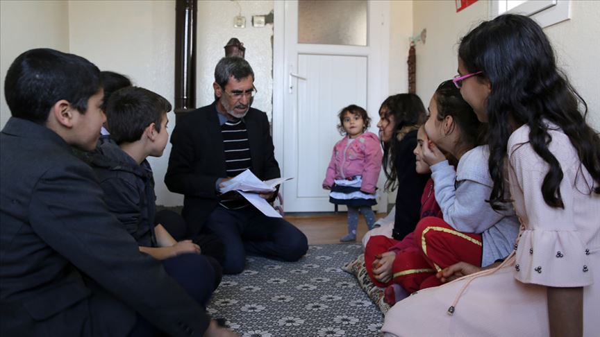 İlkokul mezunu çiftçi 6 yılda 3 şiir kitabına imza attı