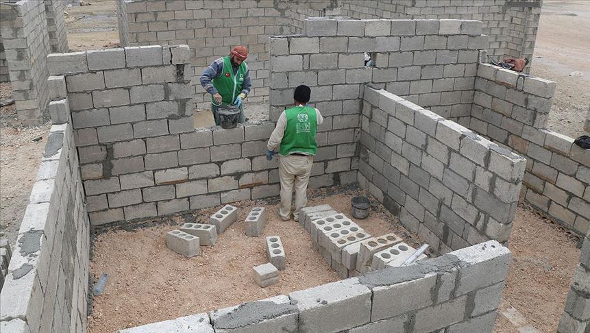 İHH İdlib'de briket ev inşasına başladı
