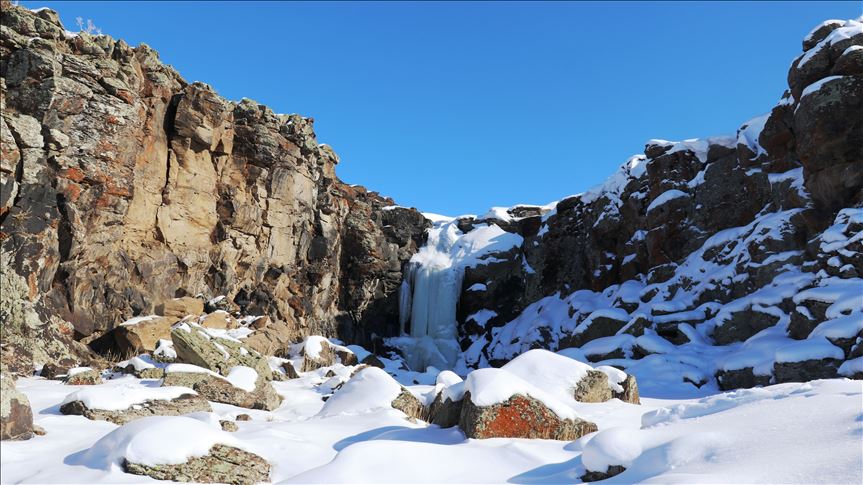 Air terjun Toklu yang membeku di Turki tawarkan pesta visual cantik