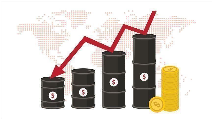 النفط بأدنى سعر منذ شهر ونصف وسط تخوفات تخمة المعروض