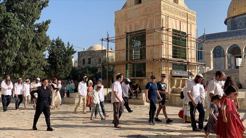 مستوطنون يضرمون النار بمسجد جنوبي غرب القدس