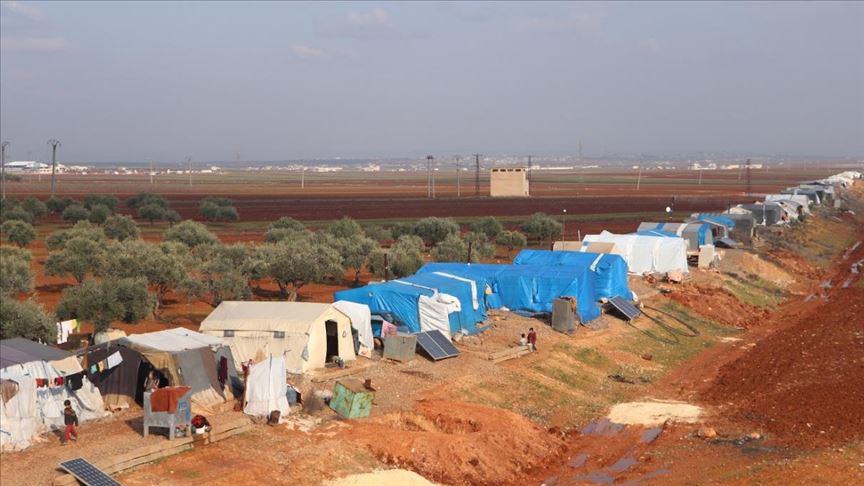 Más de 1.200 familias sirias viven en carpas sobre una vía de tren en Idlib