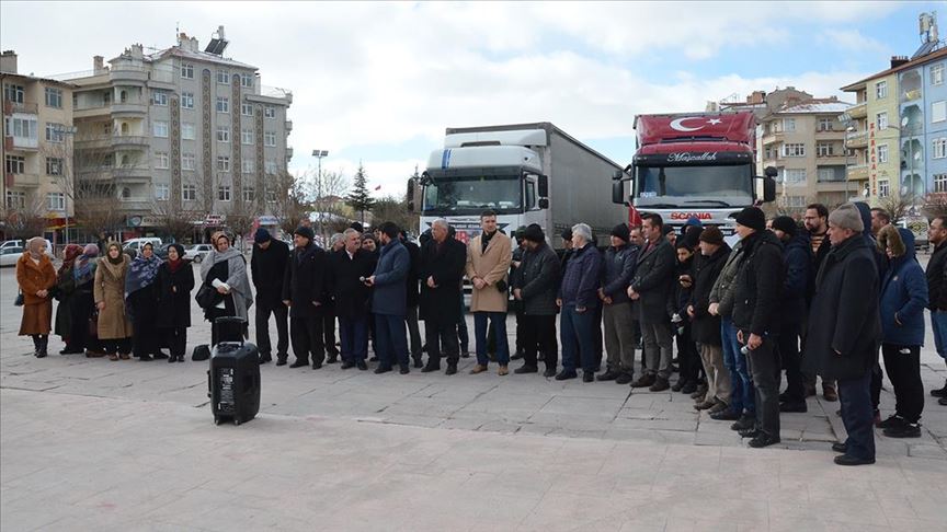 3 ولايات تركية ترسل 45 شاحنة مساعدات إنسانية إلى إدلب