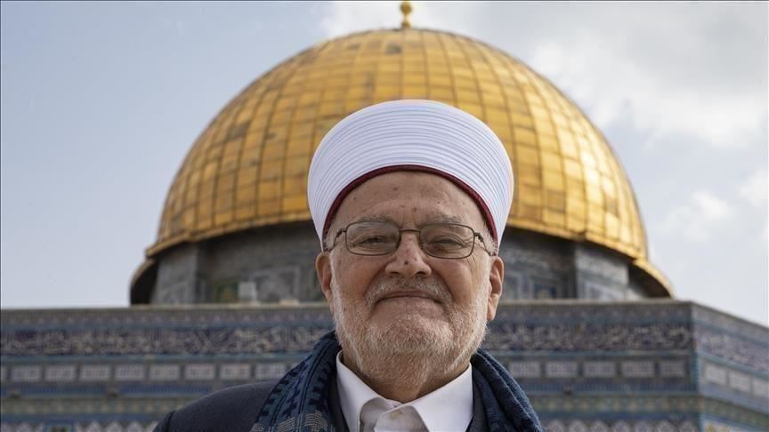 Malgré l'interdiction israélienne, Cheikh Ikrima Sabri, prédicateur d'Al-Aqsa, accède à la mosquée