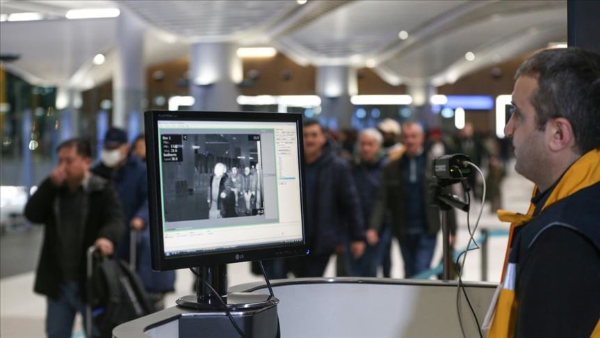Pasajeros chinos son escaneados con cámaras térmicas en el aeropuerto de Estambul