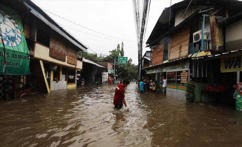 Puluhan ruas jalan di Jakarta tergenang akibat hujan deras