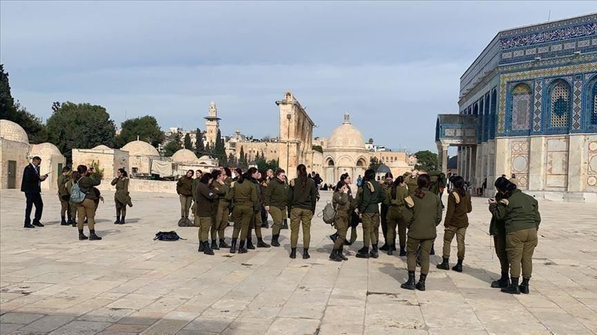 Les forces de police israéliennes prennent d'assaut la mosquée Al-Aqsa et tentent de la vider des fidèles
