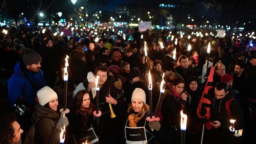Во Франции в знак протеста прошли факельные шествия