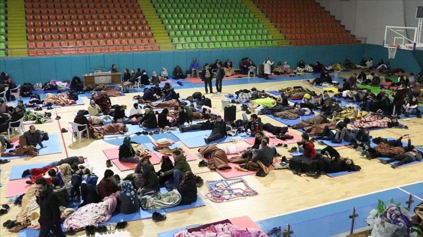 После землетрясения в Турции тысячи людей провели ночь на улице 
