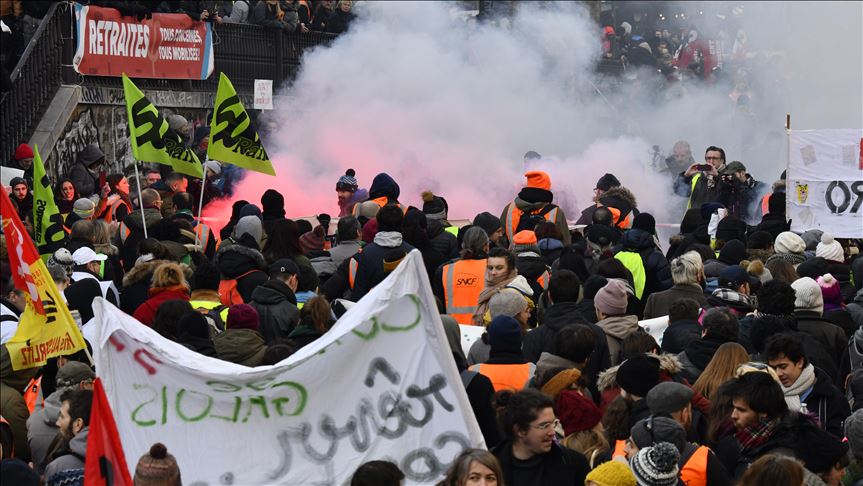 ¿Por qué los ciudadanos franceses continúan protestando?