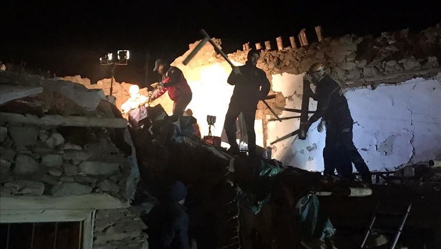Petugas selamatkan 4 warga dari reruntuhan akibat gempa Turki