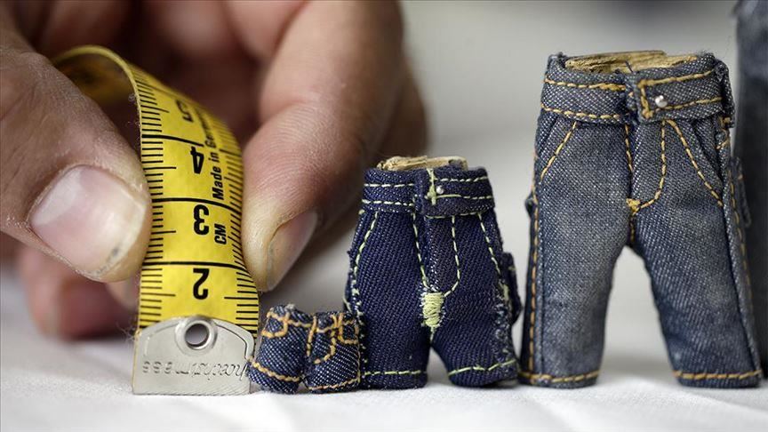 Кројач од Коња крои минијатурна облека: Креации од неколку милиметри и сантиметри