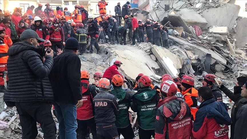 В Турции после землетрясения извлекают людей из-под завалов
