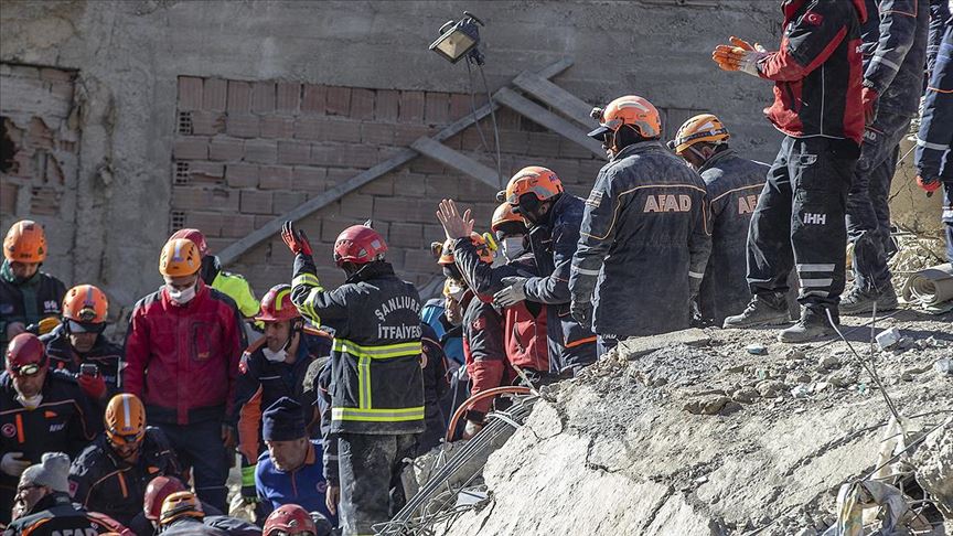 Arama kurtarma çalışmalarıyla 42 kişi enkazdan sağ çıkarıldı