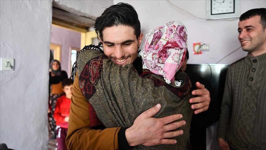 "الأناضول" تجمع "البطل" السوري محمود بتركية أنقذها عقب الزلزال