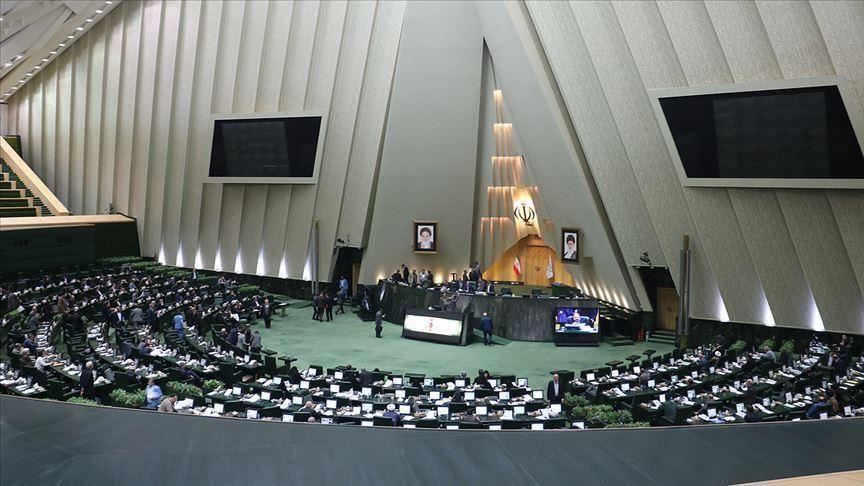 انتقاد تند نمایندگان مجلس ایران از ظریف برای پیشنهاد مذاکره با آمریکا
