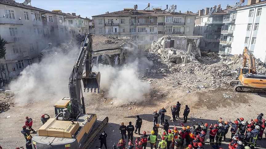 Elazığ'daki depremde 45 kişi enkaz altından kurtarıldı