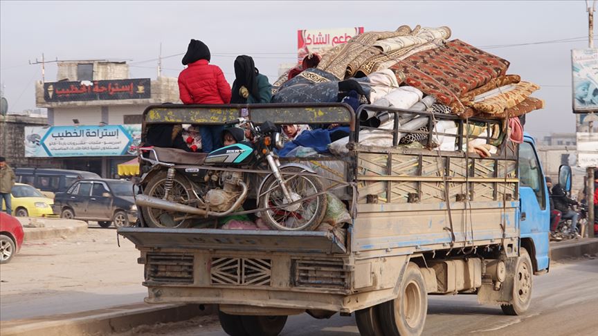إدلب.. نزوح 21 ألف سوري نحو الحدود التركية بسبب قصف النظام 
