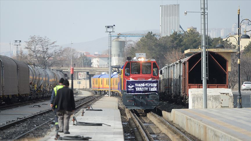 TCDD'nin yardım treni Elazığ'da