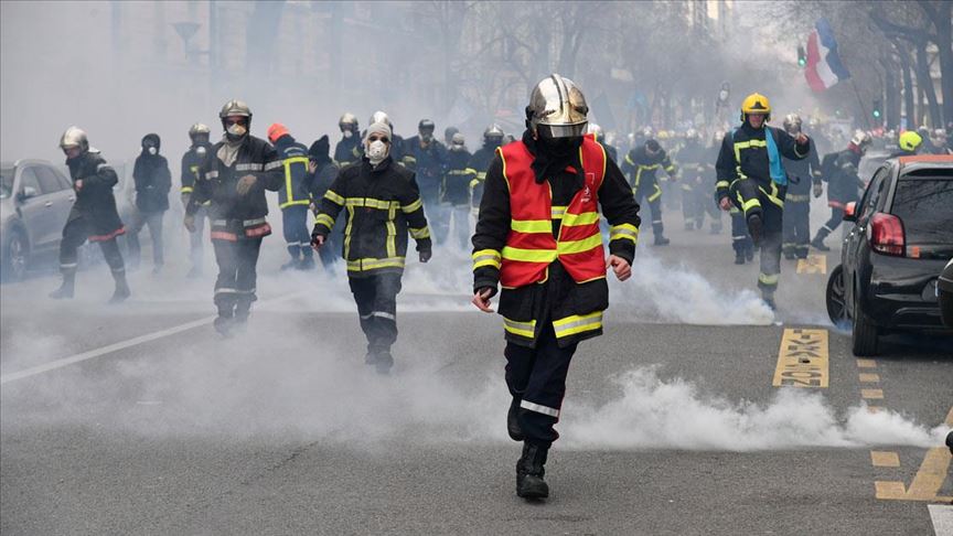 Paris'te itfaiyeciler çalışma koşullarını protesto etti
