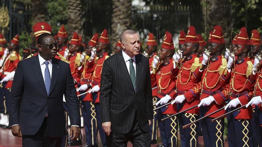 Le président Erdogan accueilli au Sénégal lors d'une cérémonie officielle