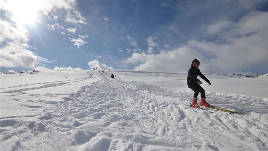 Kayak Merkezine Gidemeyen Koylu Cocuklar Dag Yamacini Piste Cevirdi