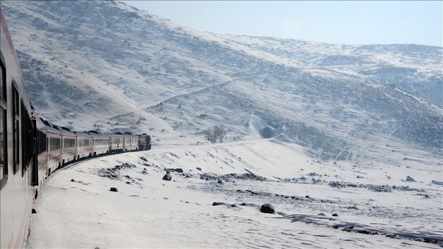 استقبال از قطار اکسپرس دریاچه وان در تعطیلات زمستانی