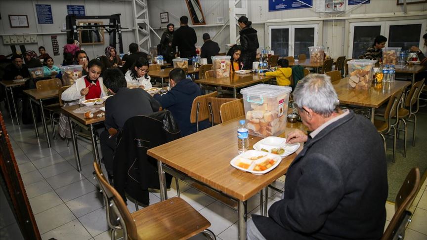 Elazığ'da Mehmetçik kapılarını depremzedelere açtı