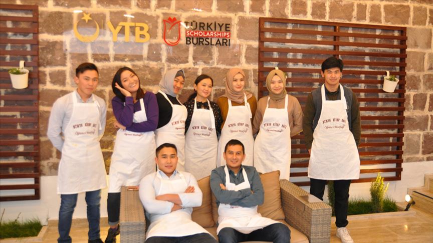 YTB'den Türkiye Bursları alan Kırgız öğrenciler mutfaklarını tanıttı