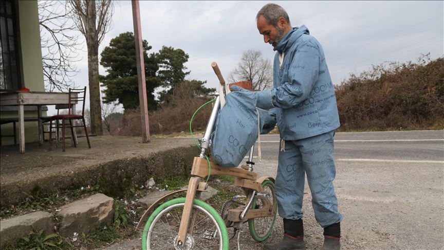 Changement climatique: Un activiste fait le tour du monde avec son vélo en bois 