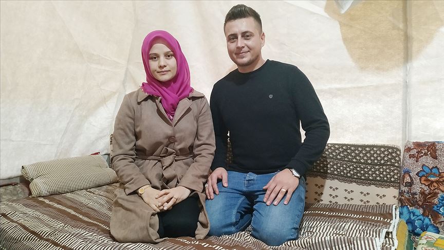 Depremzede çift düğünlerini yapıp çadıra döndü