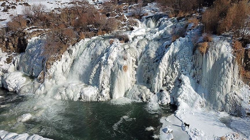 La cascade de Muradiye, merveille de la nature, partiellement gelée