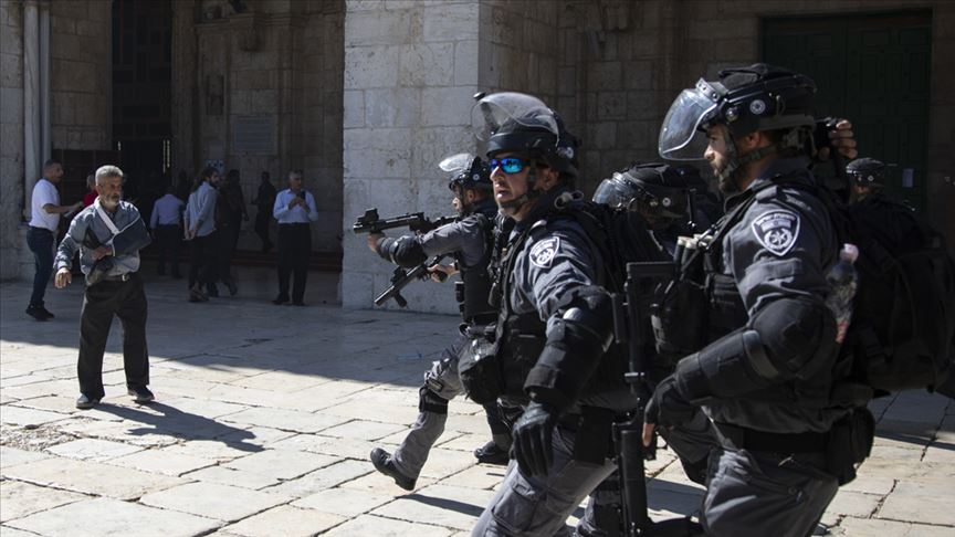 İsrail polisi Mescid-i Aksa'da cemaate saldırdı: 10 yaralı 