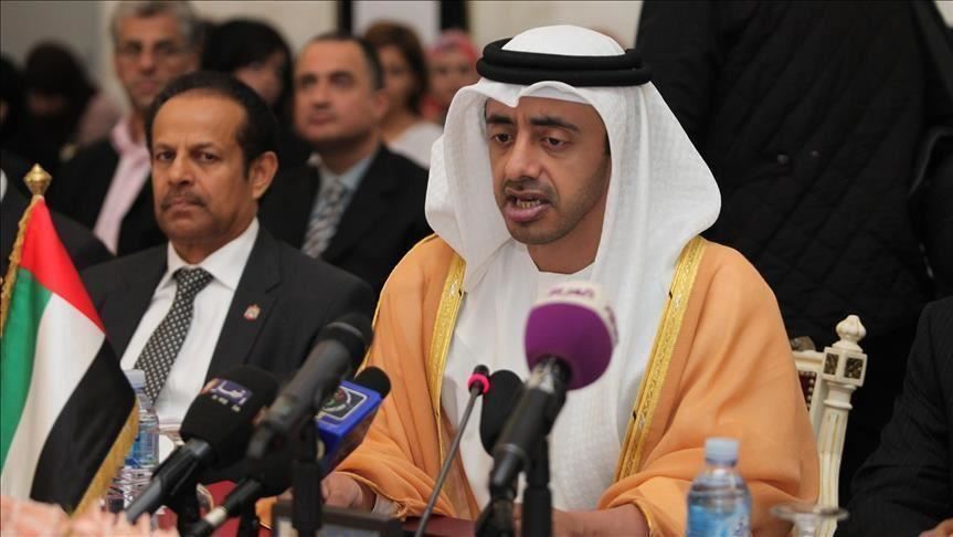 Le MAE des Emirats partage un article appelant à l'acceptation du prétendu "accord du siècle"