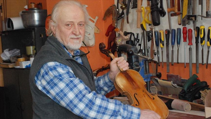 Zafer usta 22 yıldır müzik enstrümanı yapıyor