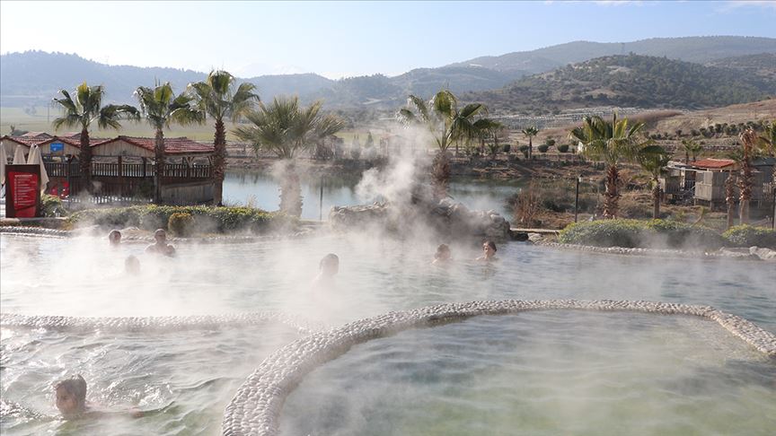 العطلة الشتوية تنعش سياحة فنادق المياه الحارة بـ"دنيزلي" التركية