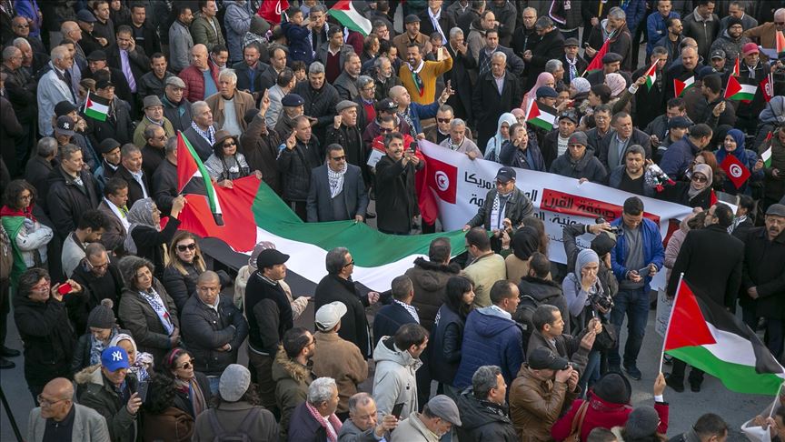 Des milliers de Tunisiens manifestent pour dénoncer le prétendu "Accord du siècle"