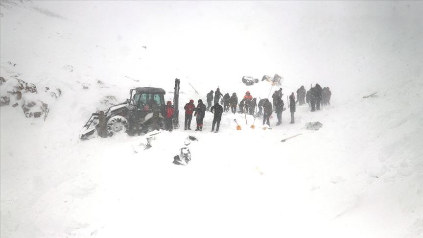 Çığ altındaki 2 kişiyi arayan ekiplerin üzerine çığ düştü