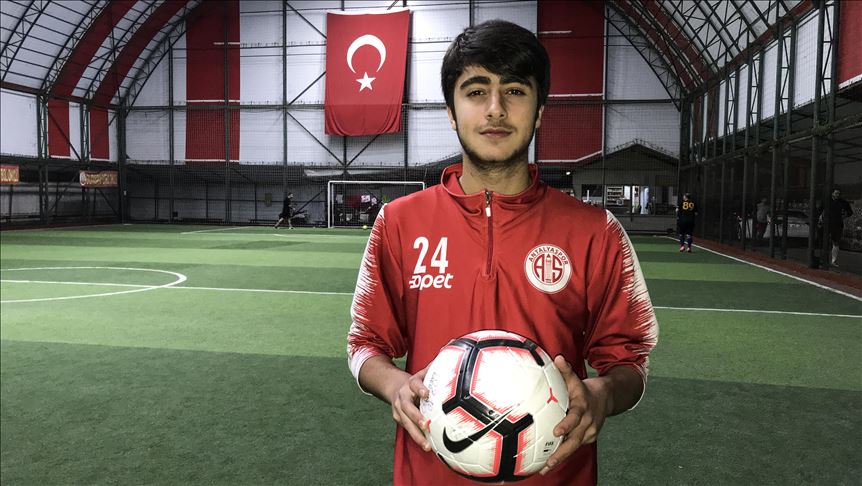 Turco de origen sirio sueña con jugar en la selección nacional turca de fútbol