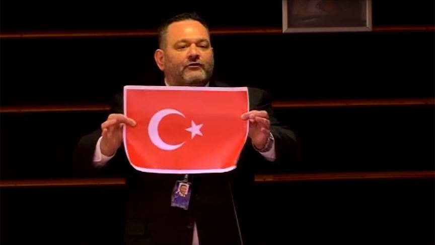 Uluslararası Demokratlar Birliğinden AP'de Türk bayrağı yırtan milletvekili hakkında suç duyurusu