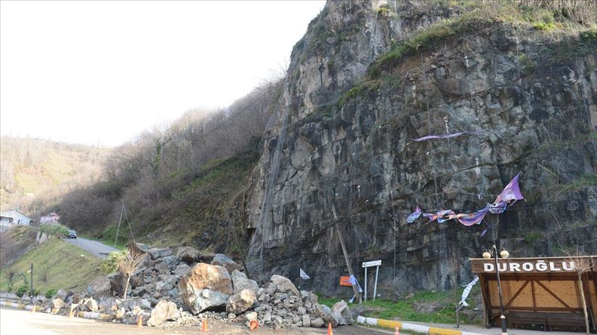 Giresun'da heyelan sonucu kaya parçaları yolu kapattı