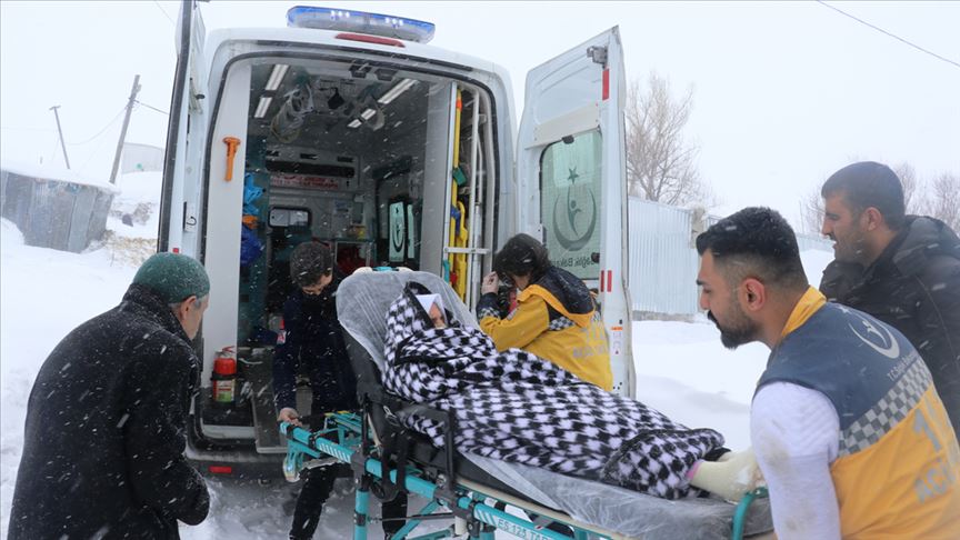 Kar ve tipide felçli kadını 4 saatte hastaneye ulaştırdılar