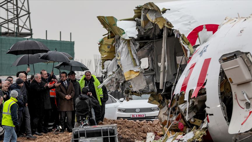 Ulaştırma ve Altyapı Bakanı Turhan uçak enkazında incelemelerde bulundu 