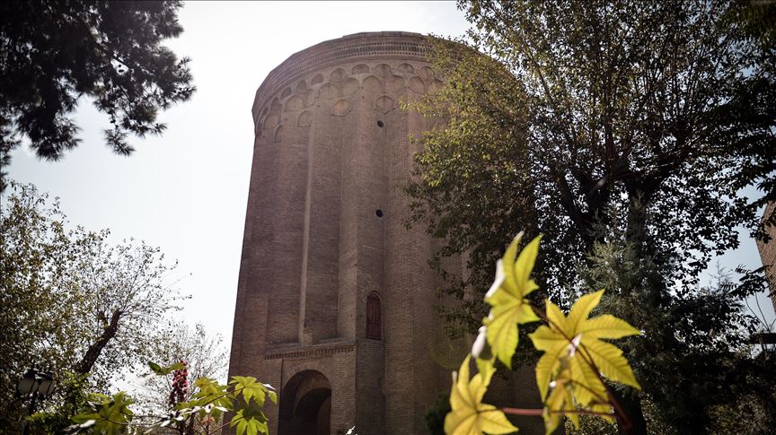 برج طغرل در شهر ری ایران کج شد